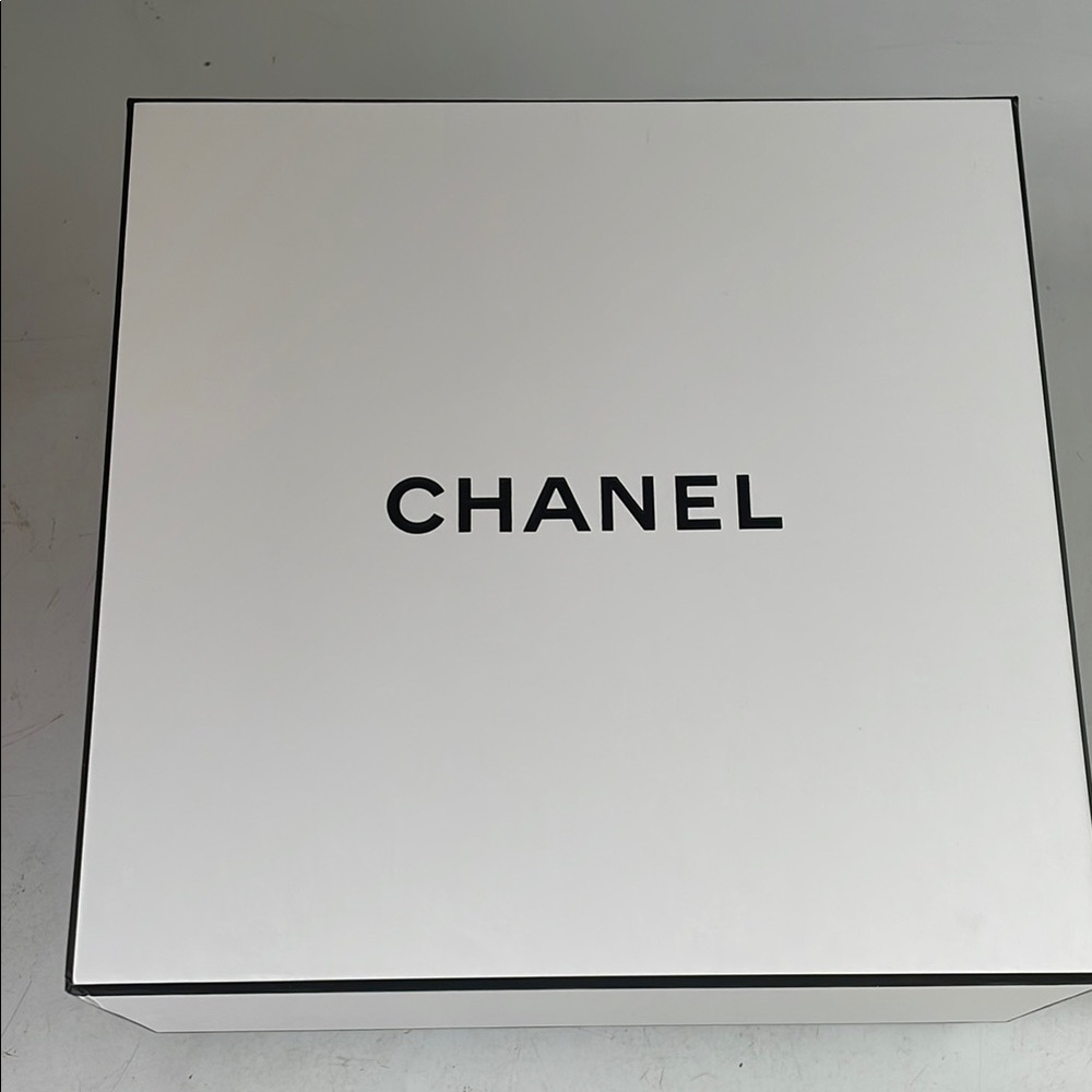 CHANEL White Box‎
